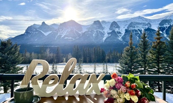 Harvie Heights House | Luxury Stunning Mountain View King Bed Jacuzzi Free Parking Family Friendly