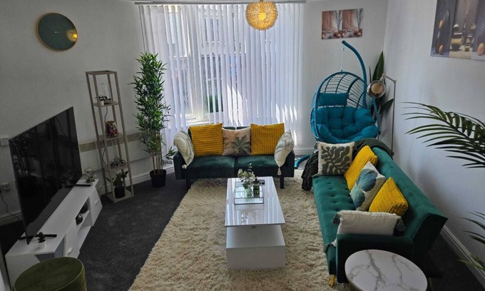 Wolverhampton Apartment | Luxury stylish Charming City Apartment with Private Entrance in Wolverhampton