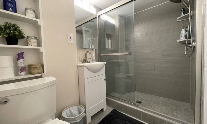Upper Darby Apartment | Luxury Suite. Conveniently Located. Free Parking.