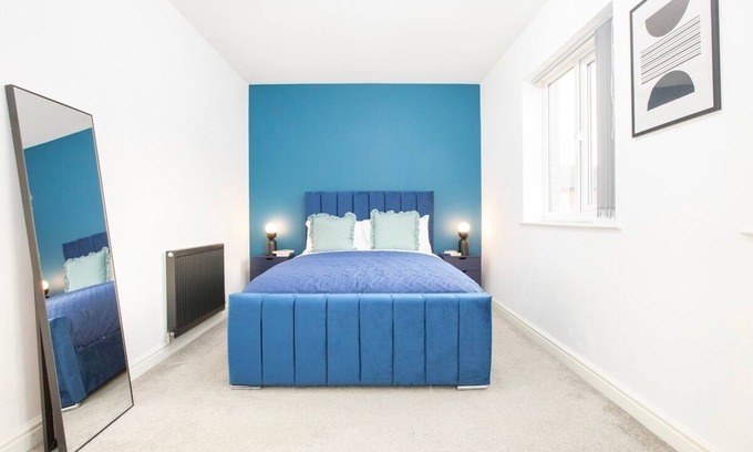 Trafford Apartment | Luxury Three Story Townhouse Free Parking on Drive