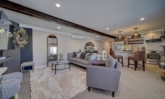 Blairsville Condo | Luxury Town Square Condo king Bed & W/D