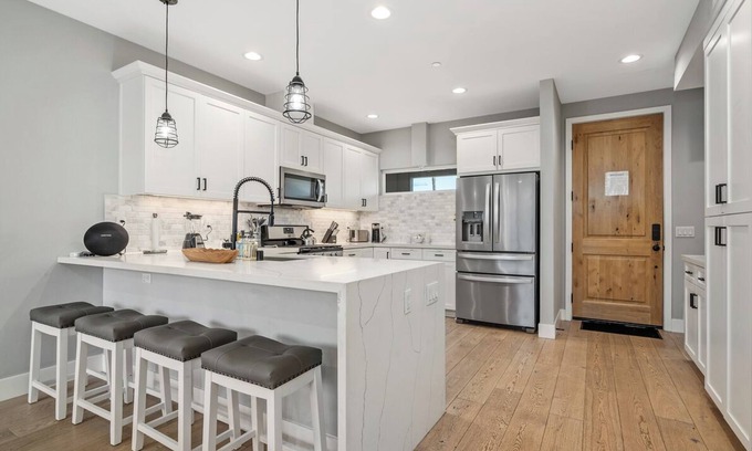 Corridor House | Luxury Townhouse with Rooftop Patio! #3 Sleeps 6