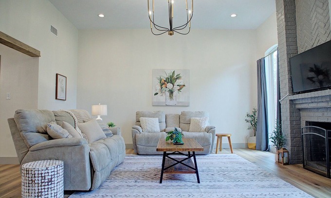 Texarkana House | Luxury-Toxic Free Amenities, 4 BD 2 BA, Sleeps 11, Pleasant Grove, fenced yard