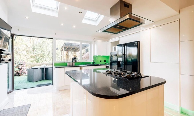 Bolton Villa | Luxury Unique Townhouse with Hottub & Pizza Oven