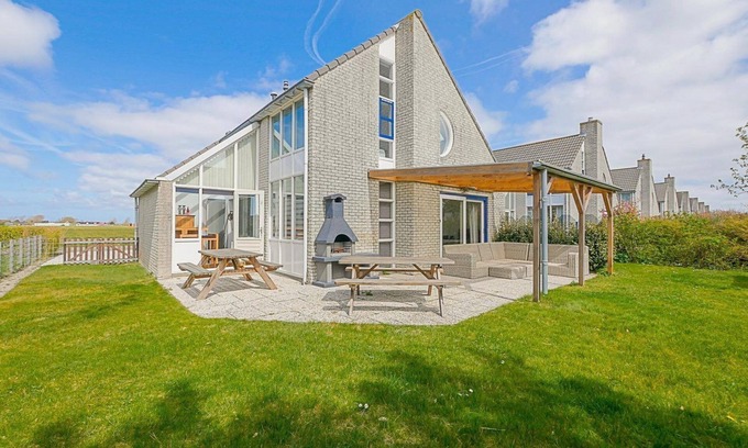 Julianadorp aan zee House | Luxury vacation home within walking distance of the beach with covered terrace: Villa Mooy