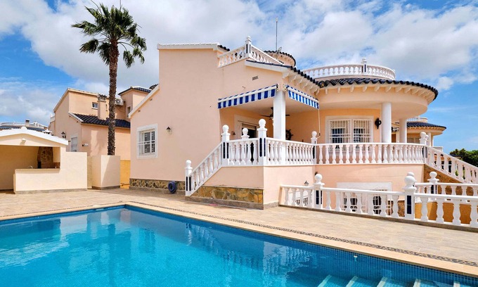 Pinar de Campoverde Villa | Luxury villa with ample space, own heated pool perfect location in quiet surroundings