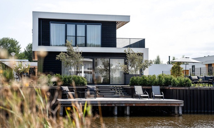 Zeewolde House | Luxury villa with 4 bedrooms and bathrooms, a south-facing roof terrace, private jetty and a stylish open kitchen. Perfect for families and groups of friends!