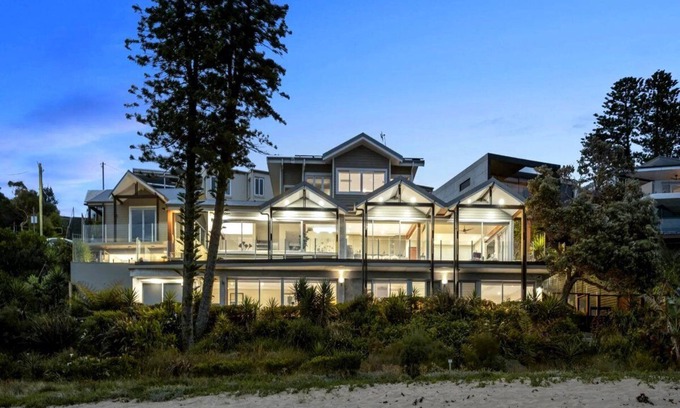 Blue Bay House | Luxury Villas Alaya at Toowoon Bay (Walk to the beach)