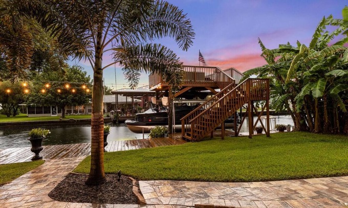 Homosassa House | Luxury Waterfront Pool Home w/spa & deep canal