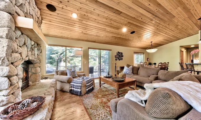 Country Club Estates House | LX26 Lake Tahoe 6 bedroom home with Hot Tub Mountain View