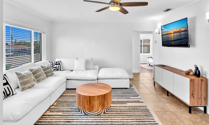 Southwest Villa | Lxure Villa! Pool BBQ WiFi+ WorkSpace SwingSet 3Bdrm 5 Min. to beach