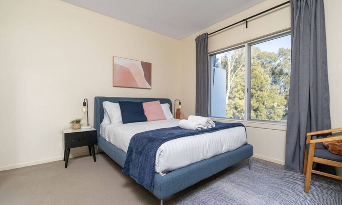 Lyneham Apartment | Lyne5 · Captivating 3BR/2BA APT close to Dickson Shopping!