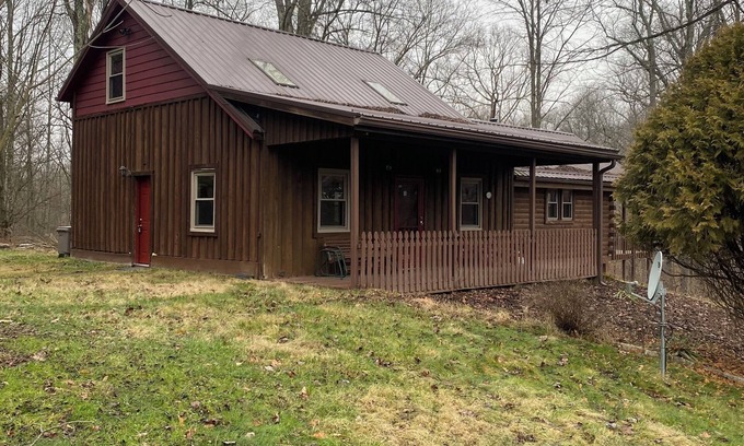 Logan Cabin | M'Hollow a cozy 2-bedroom cabin in serene Logan with AC, WiFi