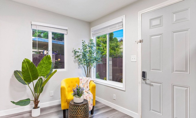 Monrovia Apartment | M3-Detached house 2 bedroom 1 bathroom close Old Town Monrovia kingsize-bed! n