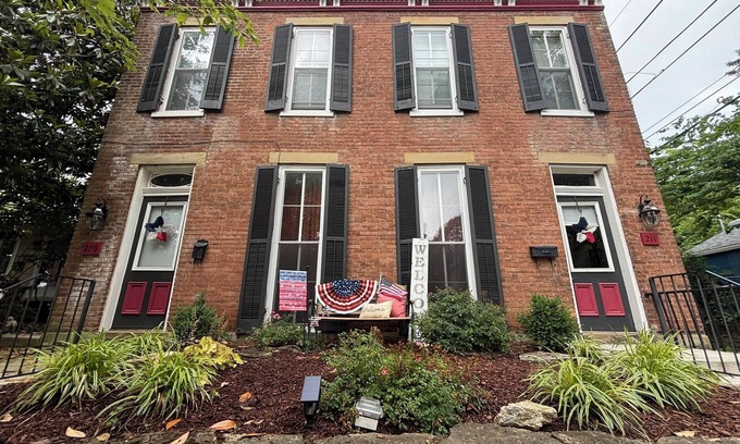 Madison House | Madison Manor By the River: Sleeps up to 15, Walk to Historic Downtown