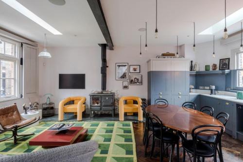 Cathedrals House | Magic Moments - London Bridge - by Frankie Says