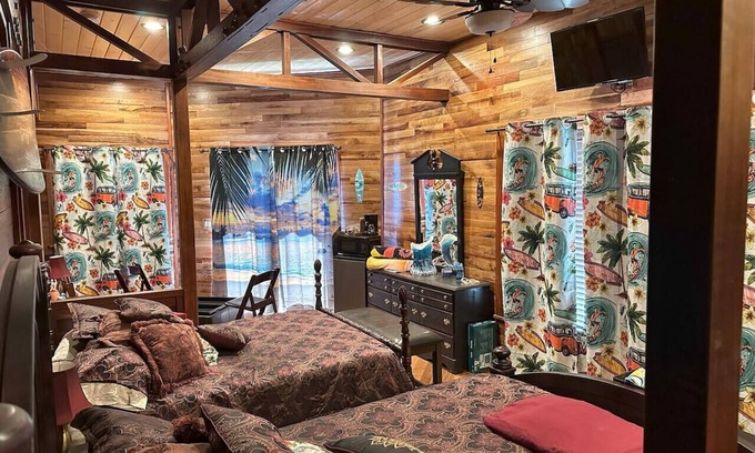 Paukaa Bed & Breakfast | Magic Skies Surfs Up Room
