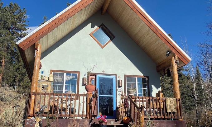 Twin Lakes House | Magical Artist Retreat