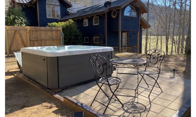 Warne House | Magical Hideaway with Hot Tub