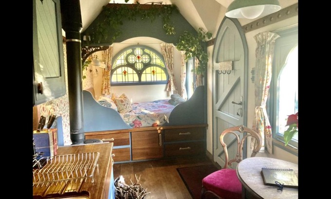 Bude Cabin | Magical Tabernacle in a Beautiful Setting with Hot Tub