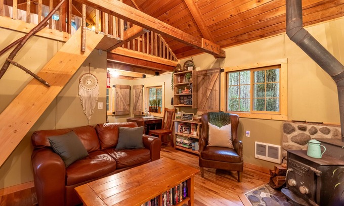 Ashford Cabin | Magical Woodland Retreat only 8mi to MRNP!