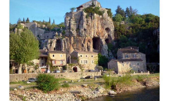 Saint-Andre-de-Cruzieres Bed & Breakfast | Magnificent room in a vaulted stone cellar
