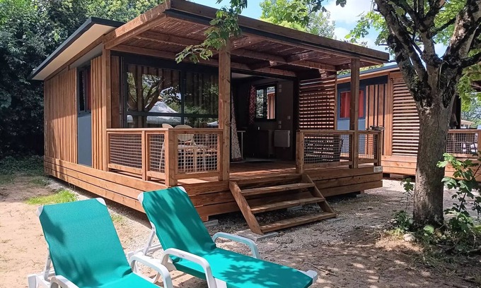 Vouneuil-sur-Vienne Ski Chalet | Magnificent 2-bedroom chalet sleeps 5