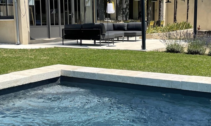 Cavaillon House | Magnificent pool villa in the Luberon park