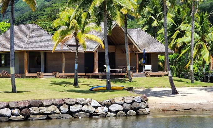 Teahupoo Villa | Magnificent seaside villa in the heart of a splendid estate. WIFI pool