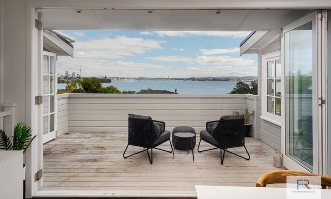 Hauraki House | Magnificent seaviews with Pool