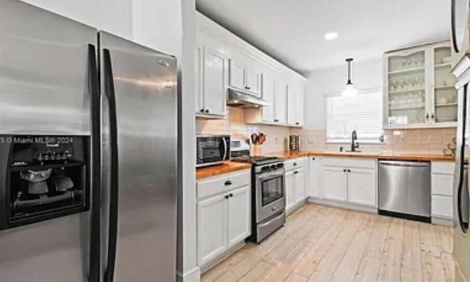 Parrot Cove House | Magnificent ''Windsor House!'' 1934 Tudor style historic cottage