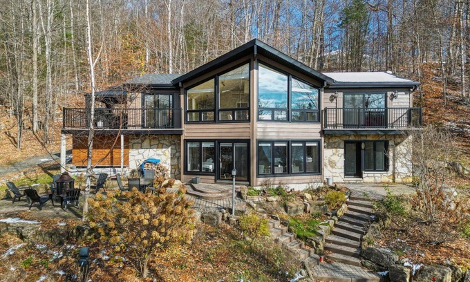 Saint-Sauveur Ski Chalet | Magnifique maison fenestrée percher sur un flanc de montagne, a Saint-Sauveur.