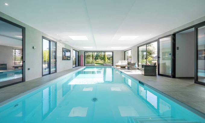 Le Petit-Celland Villa | Magnifique Villa, Piscine Intérieure Chauffée, Tennis