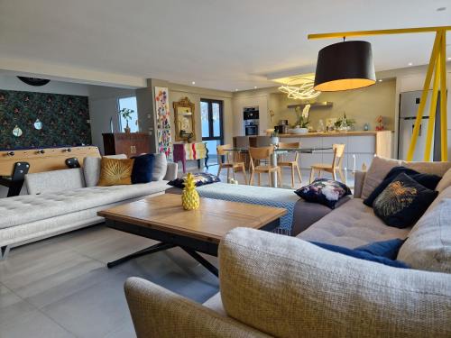 Ouistreham Villa | MAGNIFIQUE VILLA LUXE COSY POPPIES HOLIDAY - Noël à la Mer, Flipper, Baby-foot, SPA, Jardin Illuminé, Plage Riva Bella à 300m, Magie de Noël, Tout Confort, Idéale Familles, Groupes & EVG EVJF, Proche Cabourg, Week-end & Courts Séjours !