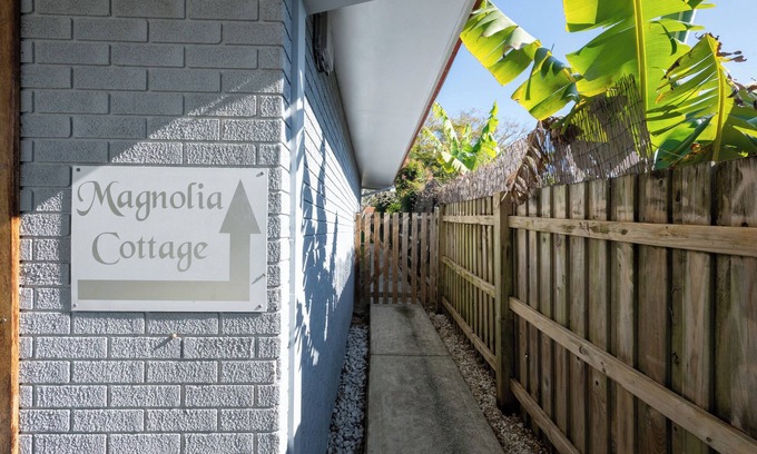 Coffs Harbour House | Magnolia Cottage - 2bdrm walk to CBD private quiet