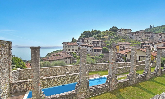 Gardone Riviera Apartment | Magnolia House With Shared Pool, Gardone Riviera, Italy