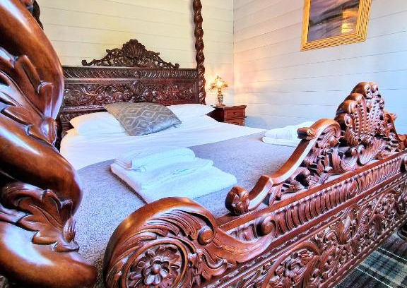 Warminster House | Magpie 2 Hot Tub HuntersMoon-Warminster-Longleat-Wiltshire