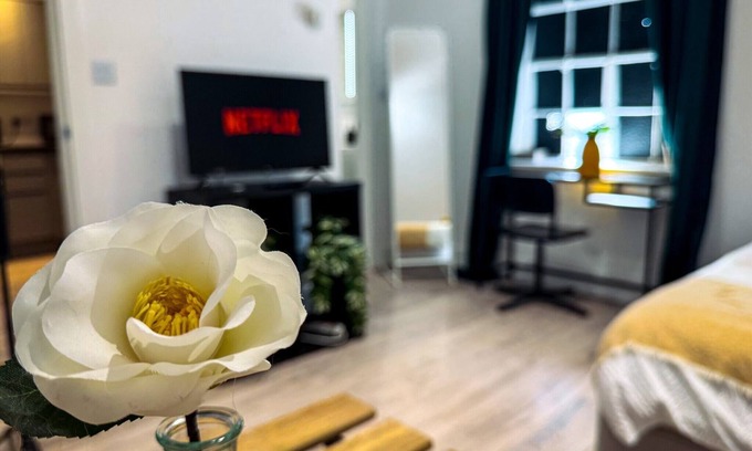 Maidstone Apartment | Maidstone-TownCenter-WiFi-2BR-Parking-CityViews