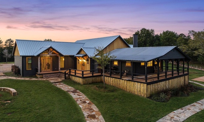 Laneville Cabin | Main Cabin - The Hendo