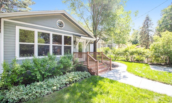 Union Pier Cottage | Main Home & Cozy Guest House w/Two Full Kitchens & Free WiFi - Walk to Beach