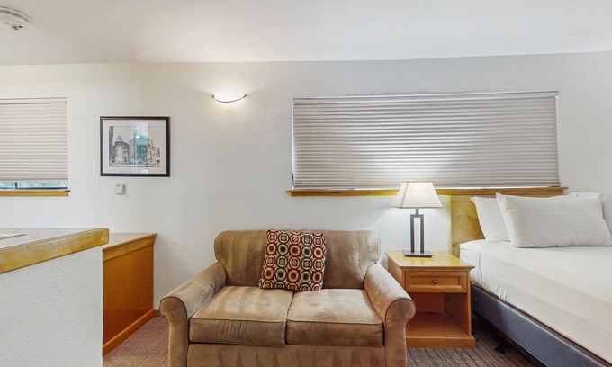 West End Cabin | Main St room - pool & hot tub - walk to lifts, dog-friendly, 3rd floor balcony