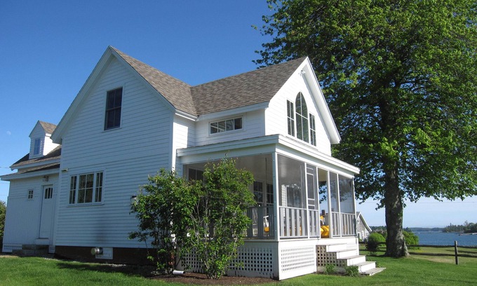 Trevett House | MAINE SALT WATER COTTAGE WITH DOCK - MINUTES TO BOTANICAL GARDENS