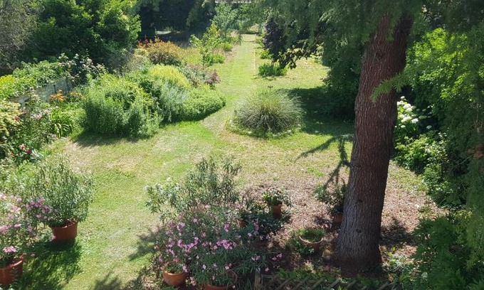 Vernon Bed & Breakfast | Maison Anne face to park in Vernon Giverny