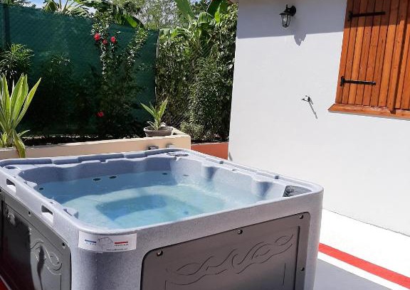 Petit-Canal House | Maison charmante avec vue sur la mer à Petit-Canal + Jacuzzi