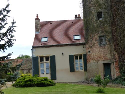 Dompierre-sur-Besbre House | Maison de charme avec cheminée et jardin à Dompierre-sur-Besbre - FR-1-489-112