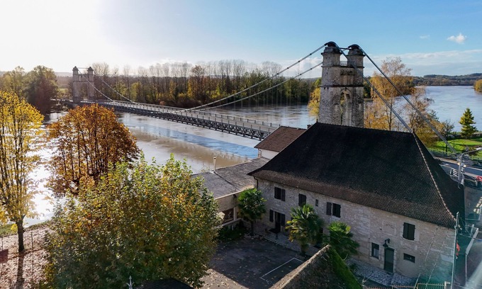 Lhuis House | Maison de Charme en Pierres, les Pieds Dans L'eau