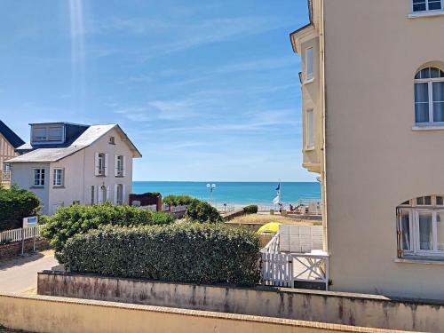 Jullouville House | Maison de ville à 50m de la plage et commerces, 2 chambres, cour mitoyenne - FR-1-361-114