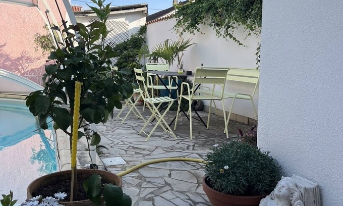 Begles House | Maison de Ville. Patio et Piscine aux Beaux Jours. 4 Chambres, 2 Sdb. Au Calme