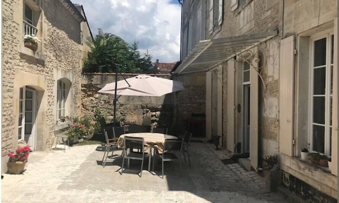 Cognac House | Maison de Ville #toutfaireapied #prochegare