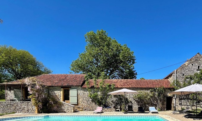 Campagnac-les-Quercy Villa | Maison Nina: un Ancien Corps de Ferme Rénové Avec Piscine, Entre Dordogne et Lot